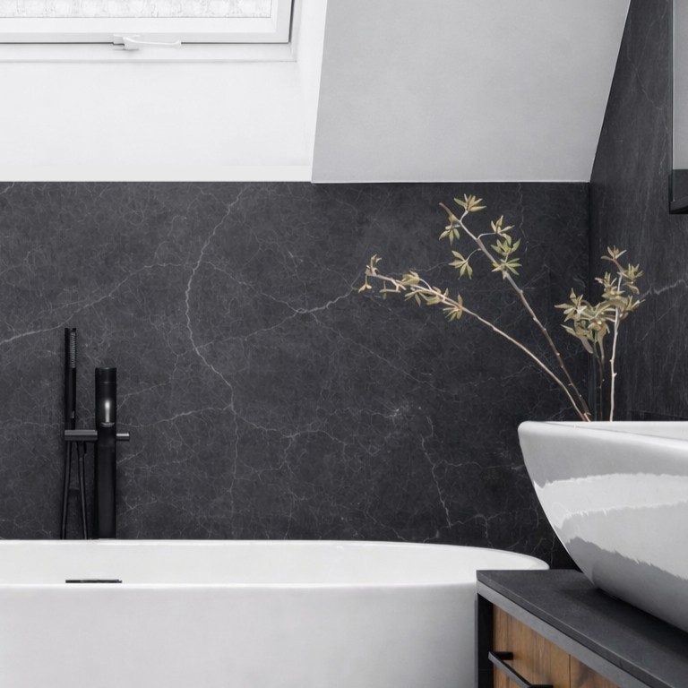 Wandverkleidung Bad Aluverbund - Marmor Schwarz Supermatt | ALUCOM® Design Interieur