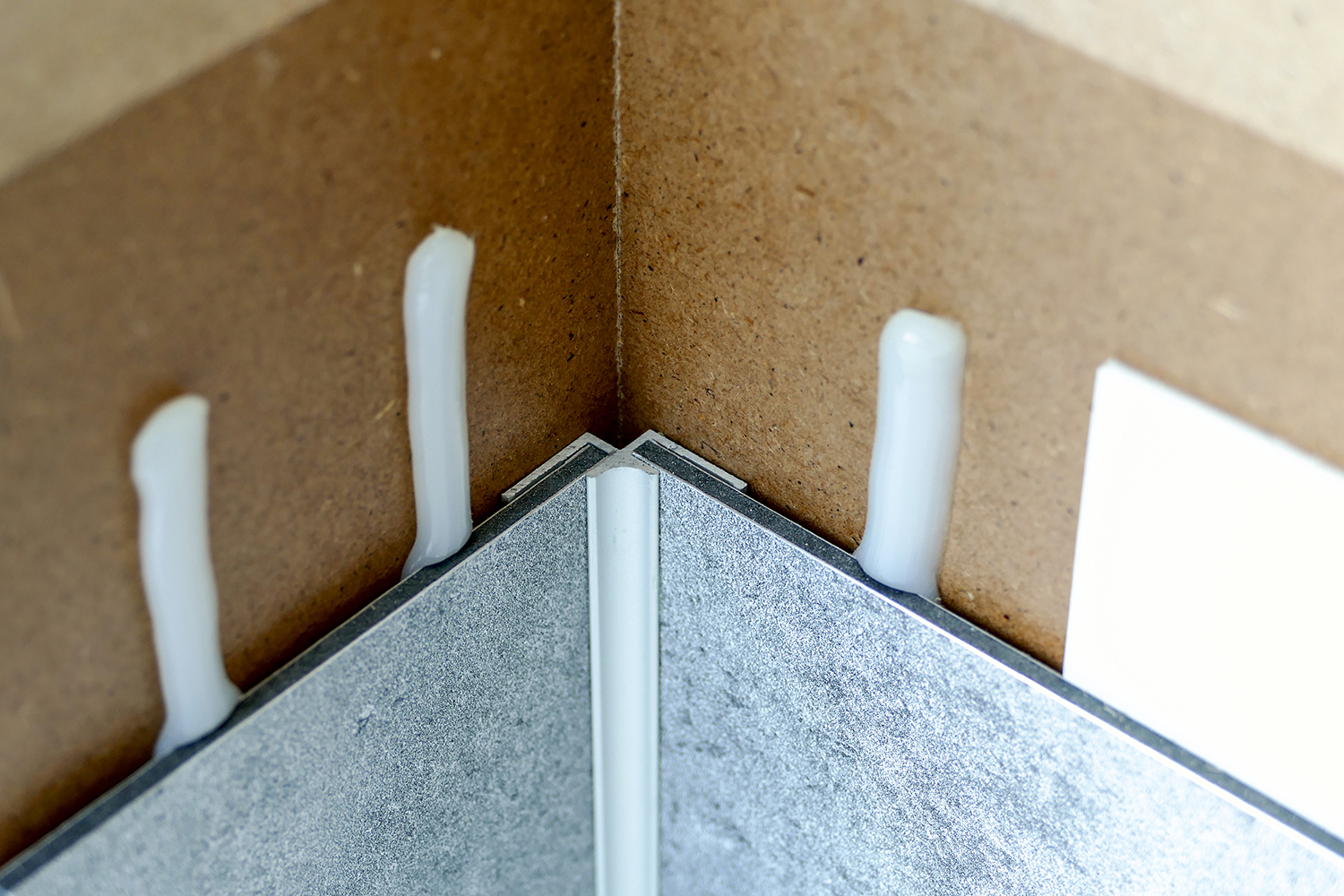 Alu Inneneckprofil 3m Schwarz eloxiert für 3 mm Platten | ALUCOM® Alu Inneneckprofil 3m Schwarz eloxiert für 3 mm Platten | ALUCOM®