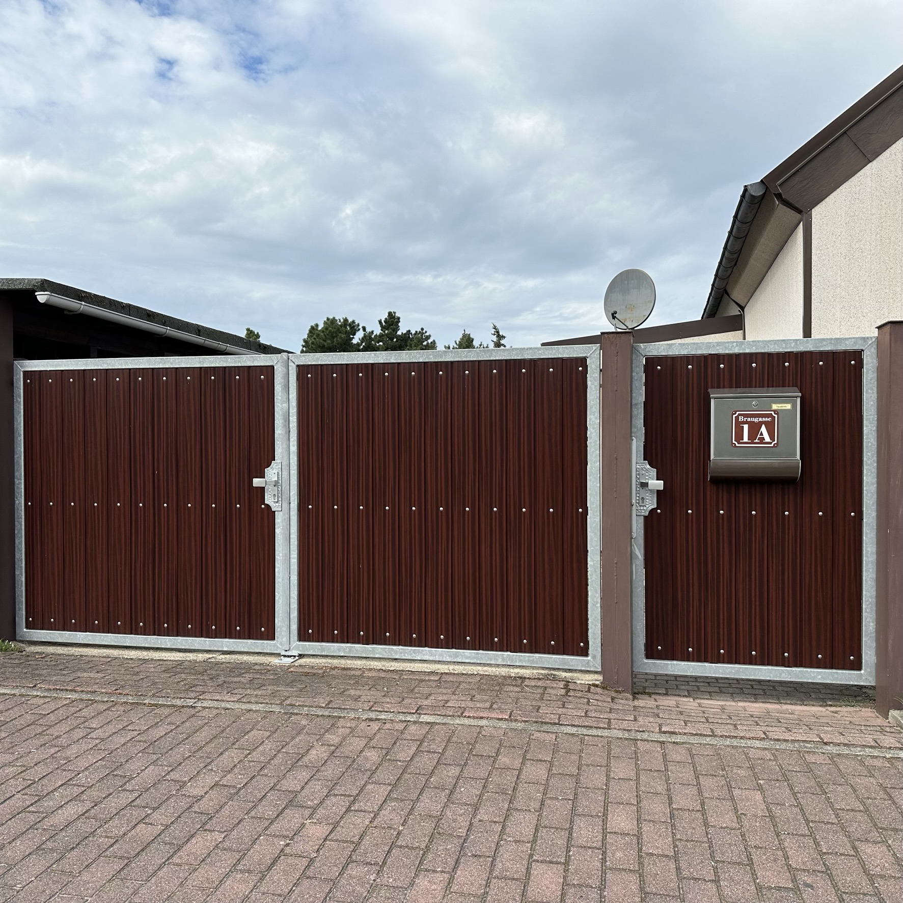 Torfüllung Kunststoff Mahagoni - Massiv Kunststoffbretter für Tore, Türen & Zäune 143 x 15 mm 