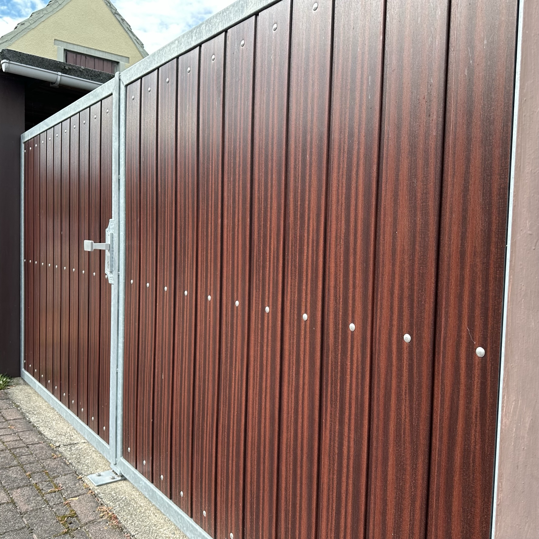 Torfüllung Kunststoff Mahagoni - Massiv Kunststoffbretter für Tore, Türen & Zäune 143 x 15 mm 